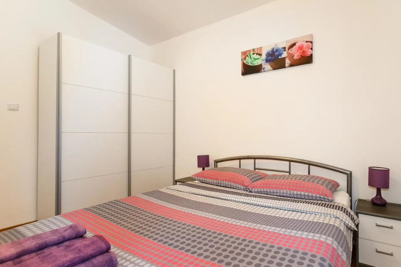 Apartment Iris & Elena Pinezici  Croatia