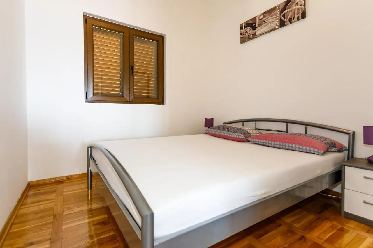 Apartment Iris & Elena Pinezici  Croatia