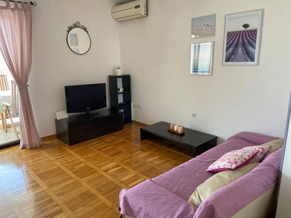 Apartment Iris & Elena Pinezici