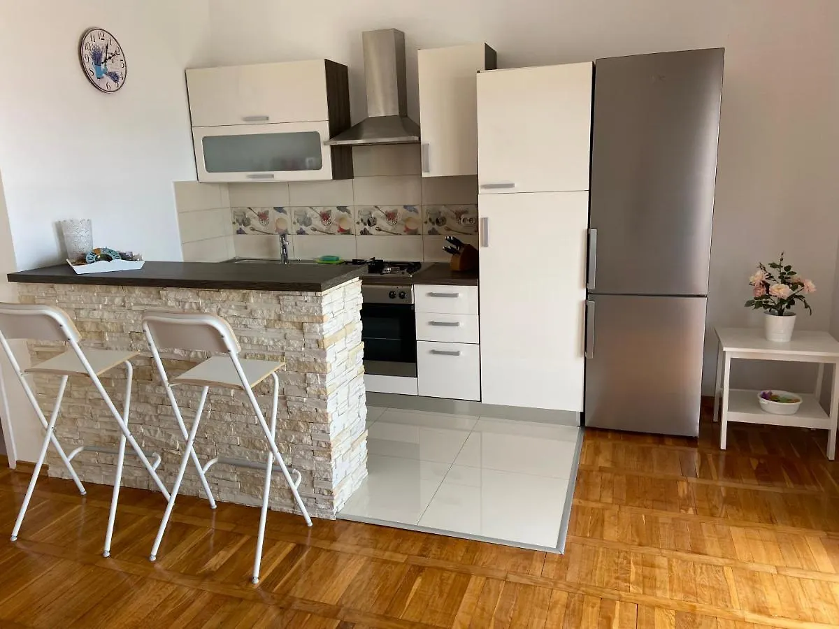Apartment Iris & Elena Pinezici  Croatia