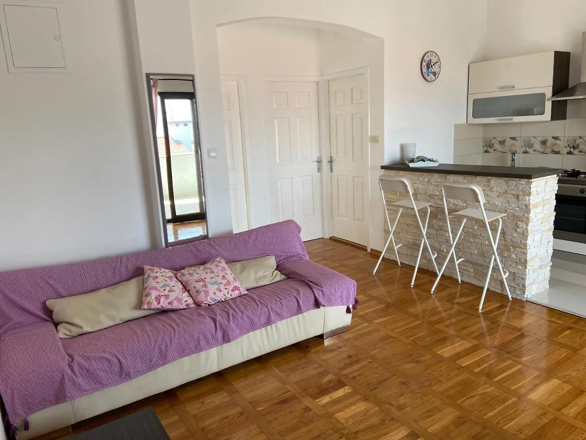 Apartment Iris & Elena Pinezici  0*, Pinezici (Krk) Croatia
